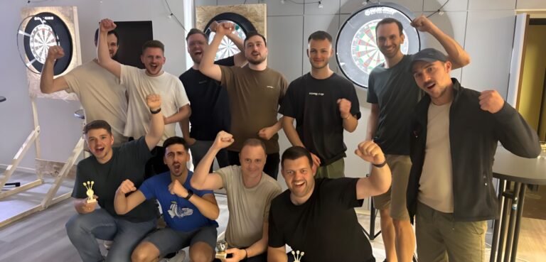 Teilnehmer des Dartturniers in Jubelstimmung