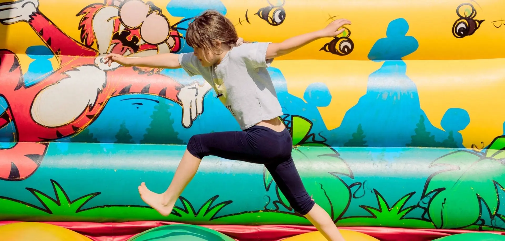 Kind spielt in einer Hüpfburg beim Playstage-Event