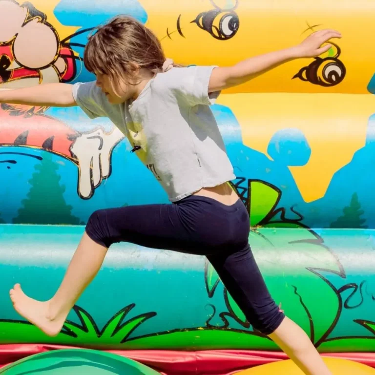 Kind spielt in einer Hüpfburg beim Playstage-Event