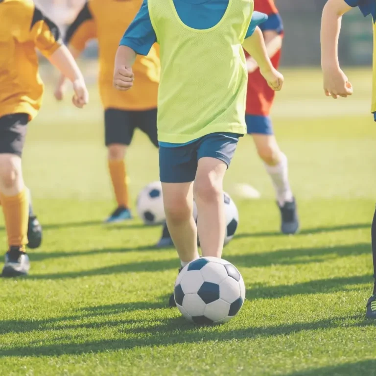 Kinder beim Fuballspielen